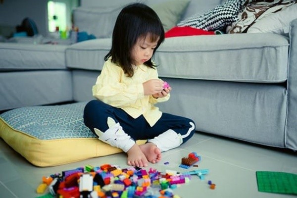 Nhận biết 10 dấu hiệu trẻ tự kỷ 2 tuổi và lời khuyên dành cho ba mẹ